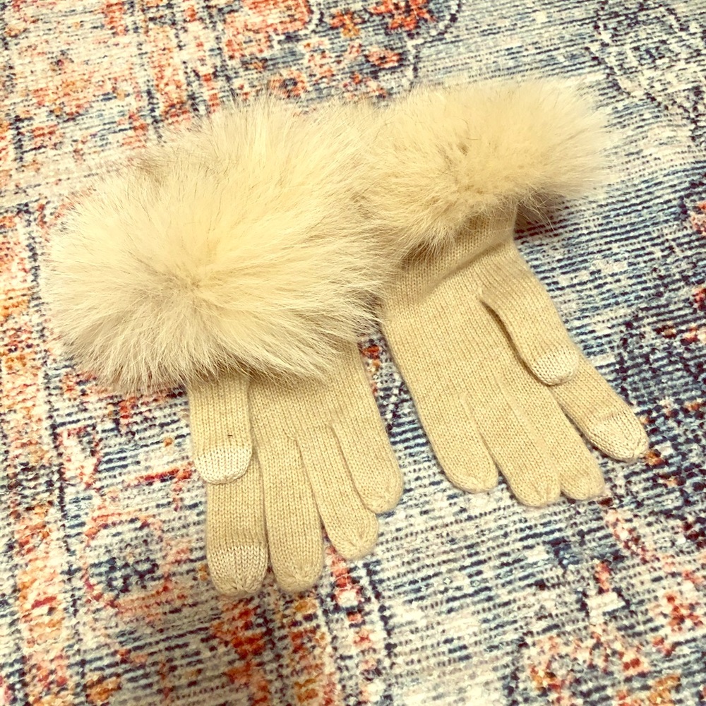 Fur trimmed tech friendly gloves